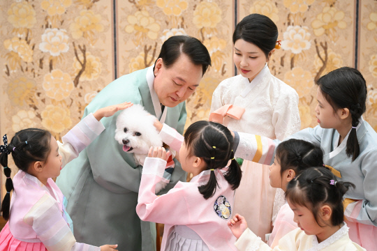 윤석열 대통령과 부인 김건희 여사가 다문화가정 어린이들과 함께 한가위 명절 인사를 촬영했다고 대통령실이 13일 밝혔다. 연합뉴스.